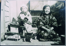 木馬に乗って遊ぶ赤ちゃんとお姉さん