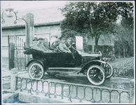 富岡町役場前で乗用車と記念写真