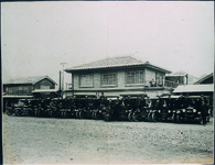 阿南自動車前の乗合自動車と乗務員