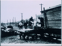 中島駅で製品を貨車へ積み込む　引き込み線があって大きい駅だった。