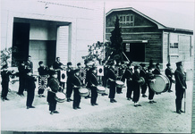 初の鼓笛隊編成「平島小学校に楽器が寄付され、大きな喜びをもって演奏を披露する小学生たち。」