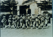 御大典の奉祝踊り　佐々木家本宅の前で　写真裏には昭和元年とあり