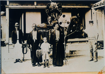 お祭りの羽根飾り　だんじりより前に馬で練り歩いた