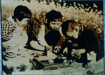 ままごとに興じる子どもたち