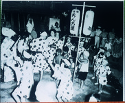 出見勢での盆踊り「ちん古連」