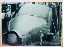 瓦を焼く窯の組立作業