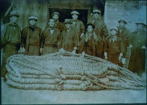 中津峰観音堂に奉納された大わらじ（長さ１丈５尺、重量３６貫。奉納者は延野村の人々）