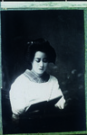 本を読む女