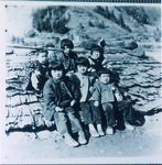 南宇　杉皮葺き屋根の小屋と子供たち