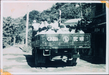 農協トラックに満載の青年たち