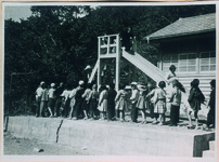 西納小　すべりだい竣工を喜ぶ