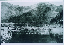 Ｓ１２年～１３年ごろまであった舟橋と、完成直前の丹生谷橋