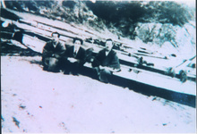 井上靖氏阿部へ（写真中央）