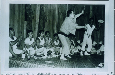 西由岐の八幡神社　秋のお祭りで行われる「うちわ踊り」県の無形文化財