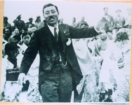 町制２０周年漁港改修工事完成　踊る町長