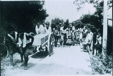 奉安殿の玉砂利を大浜から運ぶ学生