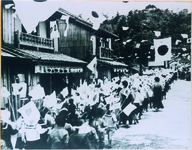 小学生の旗行列