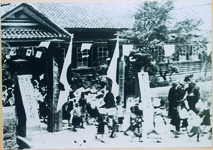 牟岐町制２０周年　小学校門を出る幼稚園児の旗行列