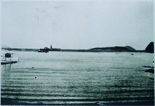 浅川港　沖合に２００トンクラスの本線が停泊