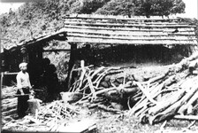 炭焼作業の一コマ