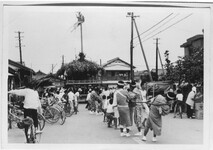 祇園祭りで大山鉾を引く氏子達