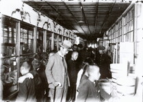 物産陳列場を見学する女子師範付属小学生