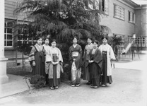 記念写真（校庭で）