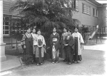 記念写真（校庭で）