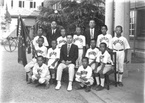 野球部　優勝旗を持って