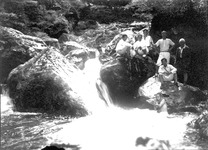 渓流で釣りを楽しむ人たち