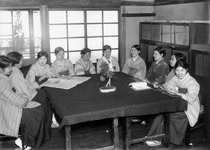 テーブルを囲んで