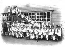 滑り台の上で記念写真　卒園式