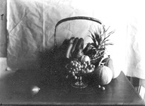 籠に盛られた果物（バナナ・パイナップル・桃・洋なし・ぶどう・メロン）