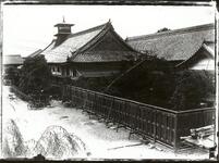 徳島県庁の内庭と玄関付近