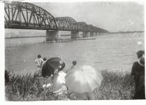 吉野川橋　徳中ボート部（現在城ノ内高校に艇庫）