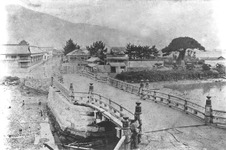 徳島県庁（賀島跡）手前が徳島橋、右に稲田屋敷と笠松っあん