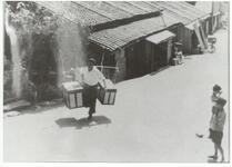 箱廻し人形の長持を運ぶ人