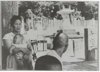 箱廻し人形芸を見る人たち