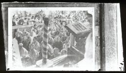 人形芝居を見る観客