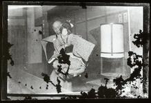 人形使い（吉田？）と人形（女）