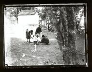 たきぎをする子供たち（４人）