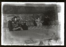 人形芝居の舞台（男２人）