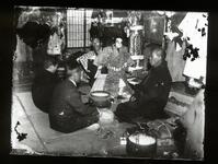 人形と人形使いを囲んで