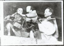 人形使いと人形（写真複写）