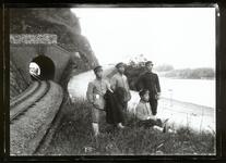 鉄道トンネルと男子学生４人