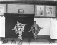 女子師範の学芸会（踊る女２人）