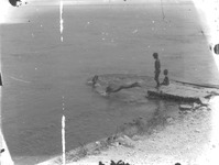 水泳（川に飛び込む子供達）