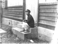 石段に座る男子学生