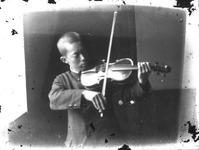 バイオリンを弾く男子生徒