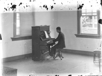 ピアノを弾く男子学生